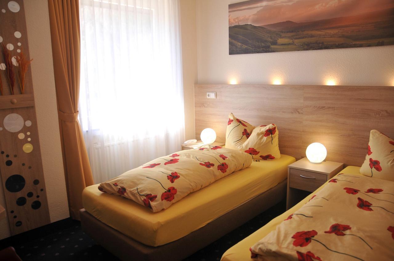 Small Twin Room,398174328:JPEG